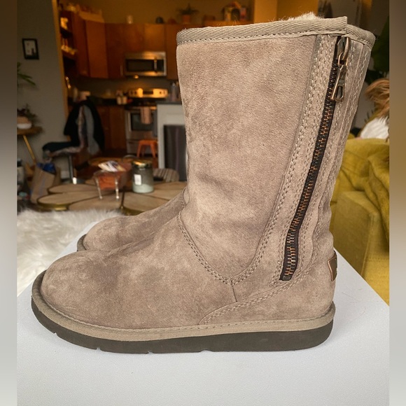 Unique UGG boots. Size 6 - Picture 2 of 9